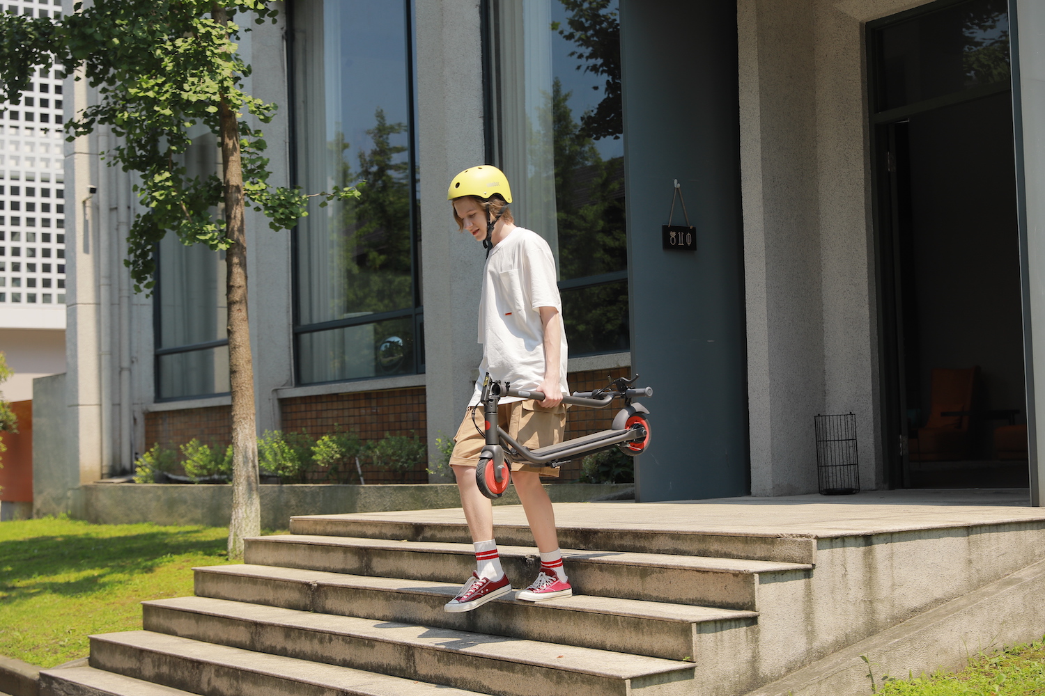 Ninebot eKickScooter ZING C20_Lifestyle pictures_Boy-easy to carry